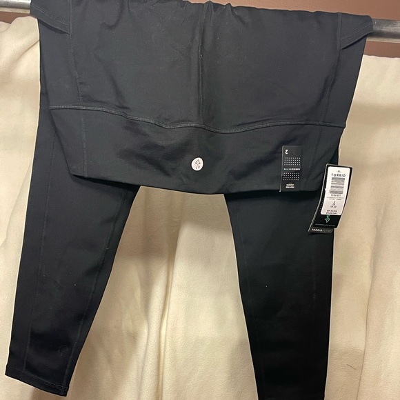 TORRID Active Size 2 nylon blend leggings. Black. New With Tags. Pockets. - Picture 2 of 4